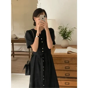 Read more about the article 크라운 금장단추 골드버튼 핀탁 롱 원피스 상세 리뷰!